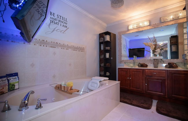 Urban Oasis W/hot Tub, Heated Pool And Private Movie Theater 2 Bedroom Home by RedAwning - Foto 36