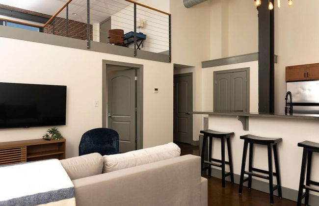 Extra Classy 1 BR Loft With Exposed Brick Downtown - Photo 11