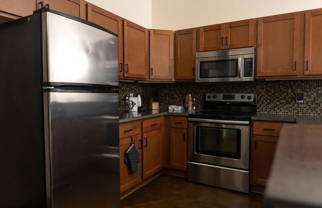 Extra Classy 1 BR Loft With Exposed Brick Downtown - Photo 13