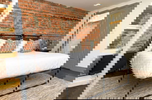 Photo 1 - Extra Classy 1 BR Loft With Exposed Brick Downtown