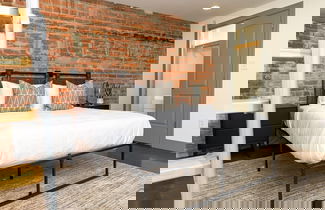 Photo 1 - Extra Classy 1 BR Loft With Exposed Brick Downtown