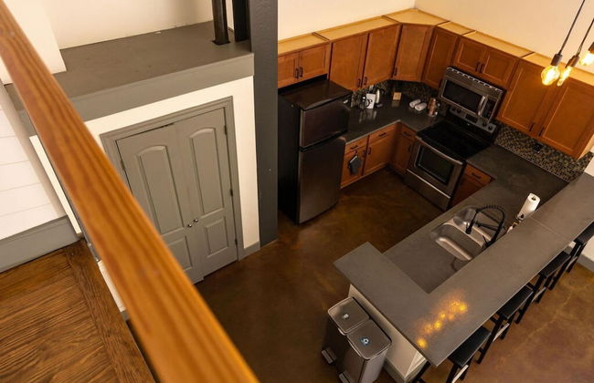 Extra Classy 1 BR Loft With Exposed Brick Downtown - Photo 12
