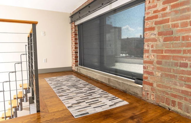 Extra Classy 1 BR Loft With Exposed Brick Downtown - Photo 4