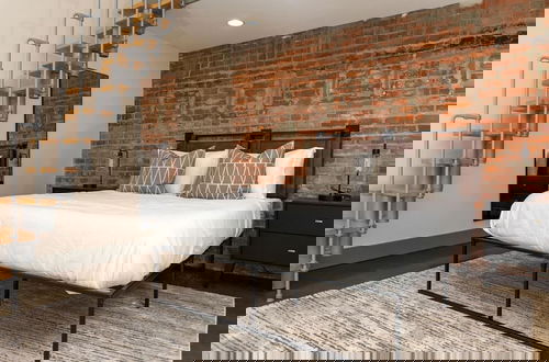 Photo 5 - Extra Classy 1 BR Loft With Exposed Brick Downtown