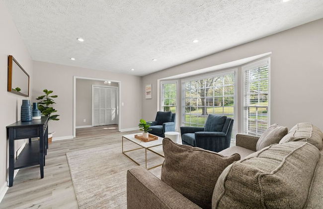 Beautiful Newly-renovated Home in Indian Hills - Photo 1