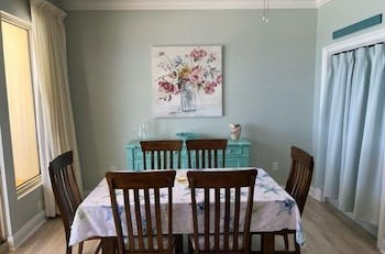 Foto 20 - Wondrous Oceanfront Condo with Free Poolside WiFi - Unit 1105 by RedAwning