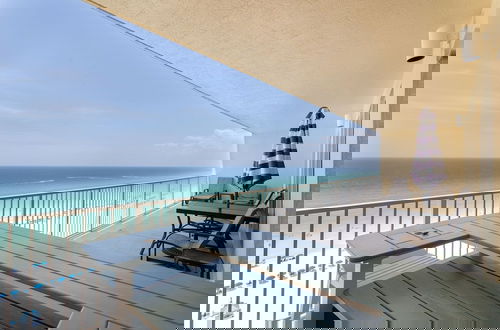 Foto 25 - Wondrous Oceanfront Condo with Free Poolside WiFi - Unit 1105 by RedAwning