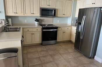 Foto 9 - Wondrous Oceanfront Condo with Free Poolside WiFi - Unit 1105 by RedAwning