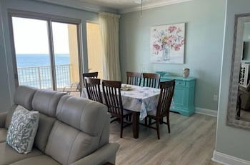 Foto 21 - Wondrous Oceanfront Condo with Free Poolside WiFi - Unit 1105 by RedAwning