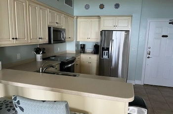 Foto 10 - Wondrous Oceanfront Condo with Free Poolside WiFi - Unit 1105 by RedAwning