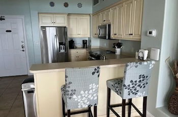 Foto 11 - Wondrous Oceanfront Condo with Free Poolside WiFi - Unit 1105 by RedAwning