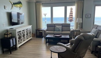 Foto 1 - Wondrous Oceanfront Condo with Free Poolside WiFi - Unit 1105 by RedAwning