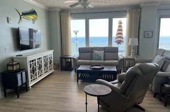 Foto 1 - Wondrous Oceanfront Condo with Free Poolside WiFi - Unit 1105 by RedAwning