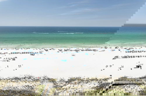 Foto 23 - Wondrous Oceanfront Condo with Free Poolside WiFi - Unit 1105 by RedAwning