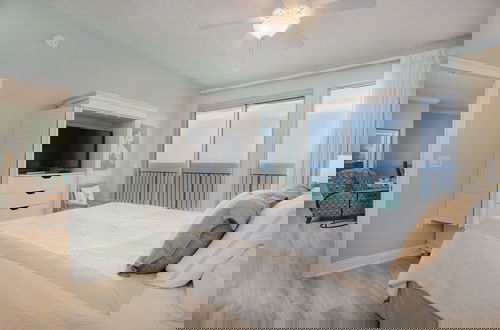Foto 19 - Wondrous Oceanfront Condo with Free Poolside WiFi - Unit 1105 by RedAwning