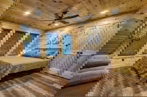 Foto 5 - Bear Tracks Lodge 4 Bedroom Cabin by RedAwning