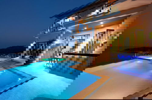 Foto 16 - Villa Azure with Infinity Pool