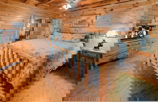 Foto 3 - A Dream Come True 2 Bedroom Cabin by RedAwning