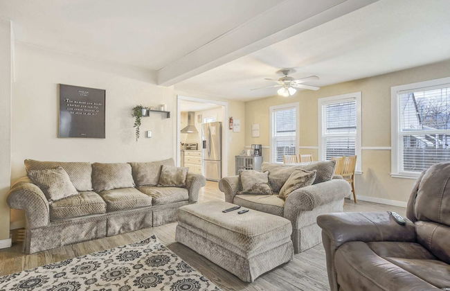 2BR Central Location Big Backyard & Dog Friendly! - Foto 1