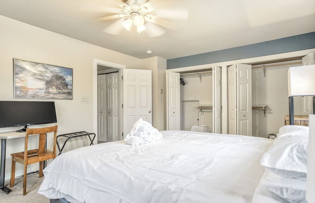 2BR Central Location Big Backyard & Dog Friendly! - Foto 8
