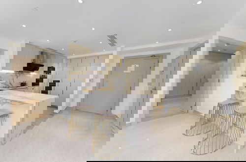Foto 10 - Maison Privee - High-End Palm Apt w/ Picturesque Seafront Views