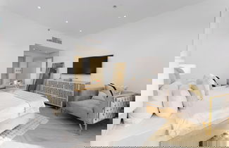 Foto 3 - Maison Privee - High-End Palm Apt w/ Picturesque Seafront Views
