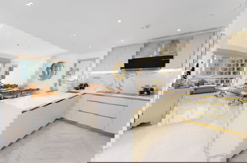 Foto 9 - Maison Privee - High-End Palm Apt w/ Picturesque Seafront Views