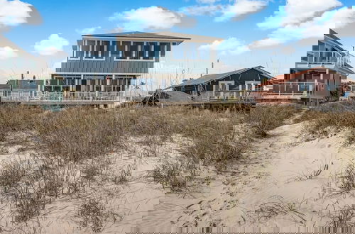 Foto 49 - Magnificent Modern Beach House with Ocean View from All Rooms by RedAwning