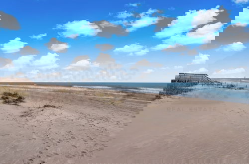 Foto 36 - Magnificent Modern Beach House with Ocean View from All Rooms by RedAwning