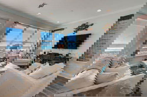 Foto 17 - Magnificent Modern Beach House with Ocean View from All Rooms by RedAwning