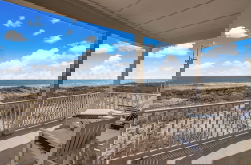 Foto 32 - Magnificent Modern Beach House with Ocean View from All Rooms by RedAwning