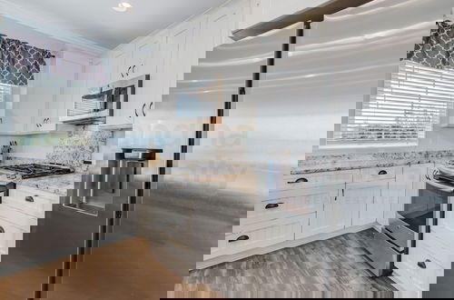 Foto 11 - Magnificent Modern Beach House with Ocean View from All Rooms by RedAwning