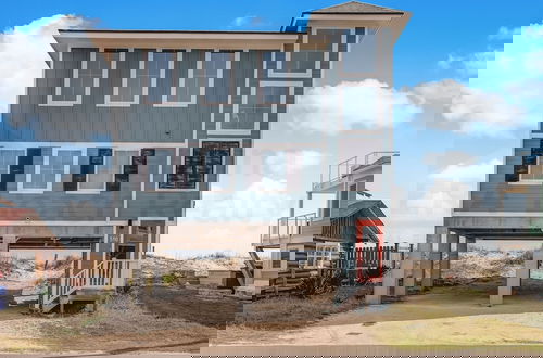 Foto 45 - Magnificent Modern Beach House with Ocean View from All Rooms by RedAwning