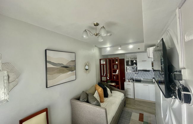 Mesavirre Bacolod | Elegantly Furnished 1BDM w/Balcony @ LOPEZ LUX. - Photo 27