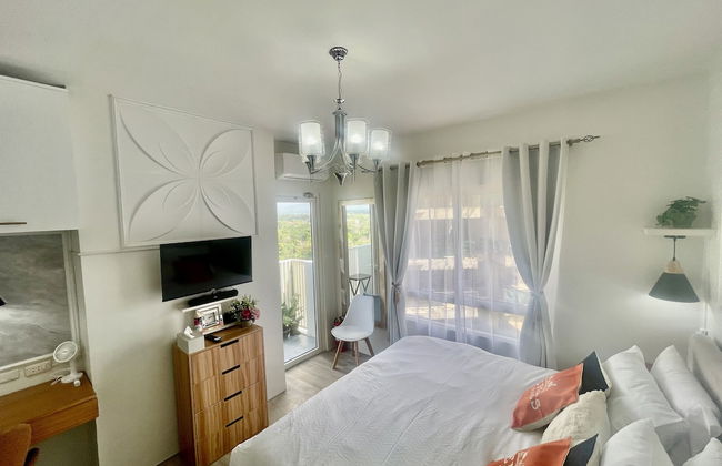 Mesavirre Bacolod | Elegantly Furnished 1BDM w/Balcony @ LOPEZ LUX. - Photo 5