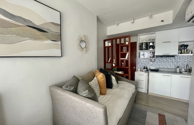 Mesavirre Bacolod | Elegantly Furnished 1BDM w/Balcony @ LOPEZ LUX. - Photo 29