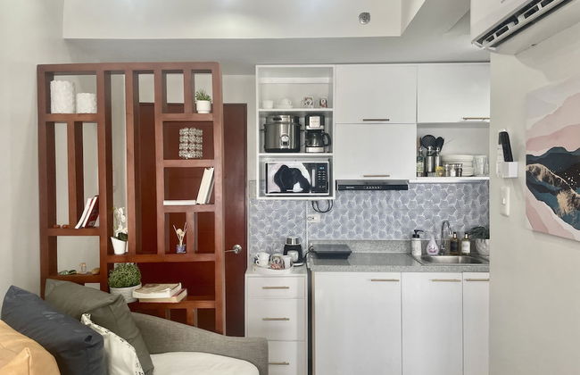 Mesavirre Bacolod | Elegantly Furnished 1BDM w/Balcony @ LOPEZ LUX. - Photo 16