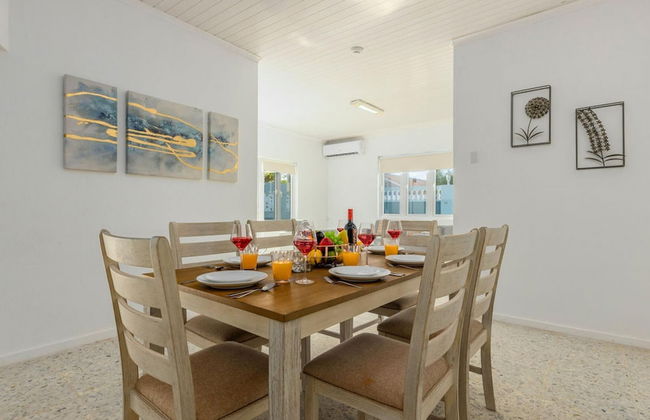 3BR Home w Pool in Downtown 5min Walk 2 Beach - Foto 2