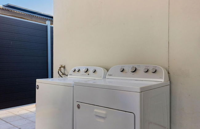 3BR Home w Pool in Downtown 5min Walk 2 Beach - Foto 16
