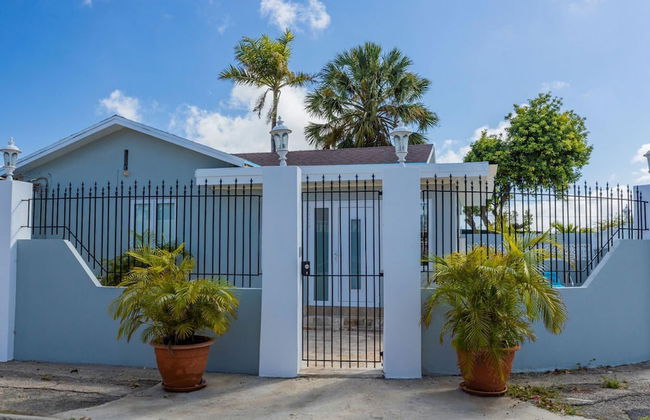3BR Home w Pool in Downtown 5min Walk 2 Beach - Foto 24