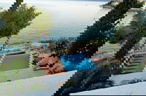 Foto 19 - Sea Front - With Pool - H