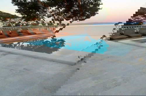 Foto 26 - Sea Front - With Pool - H
