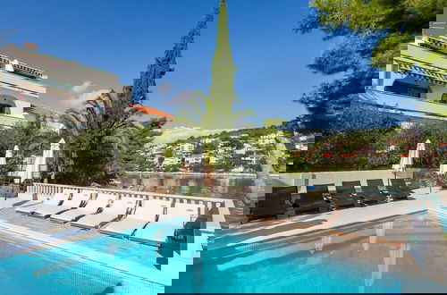 Foto 43 - Sea Front - With Pool - H