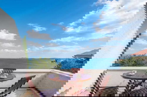 Foto 17 - Sea Front - With Pool - H