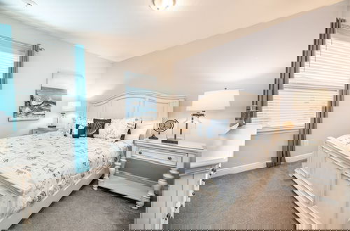 Foto 7 - Private Pool Arcade Game Room Home By Disney 8 Bedroom Home by RedAwning
