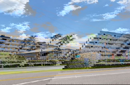 Foto 51 - Tastefully Decorated Condo with Scenic Beach Views by RedAwning