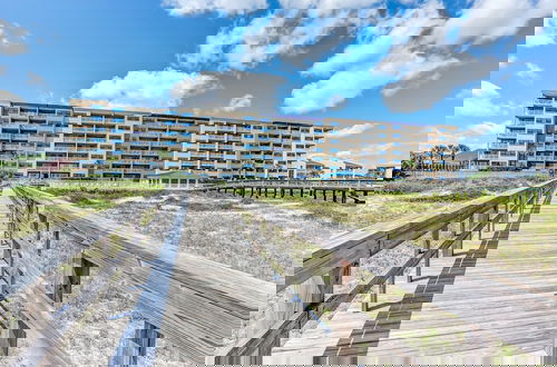 Foto 53 - Tastefully Decorated Condo with Scenic Beach Views by RedAwning