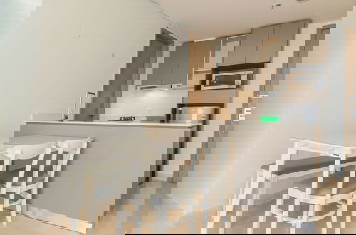 Foto 13 - Modern Look And Nice 2Br Gold Coast Apartment Near Pik