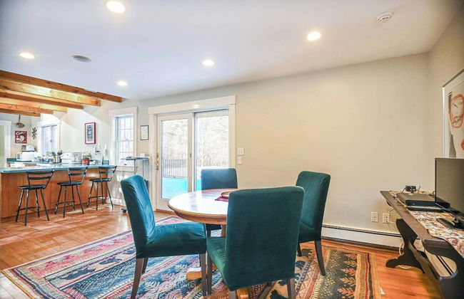 4 BDR w/ Private Hot Tub, Backyard and Deck! - Foto 20