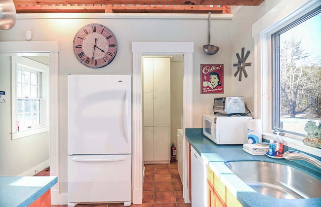 4 BDR w/ Private Hot Tub, Backyard and Deck! - Foto 10